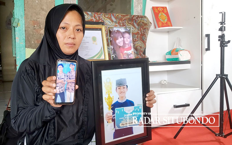 TUNTUT KEADILAN: Suyanti menunjukkan foto Bintang Balqis Maulana dengan hadiah lomba hadrah yang diterima di rumahnya di Dusun Kendenglembu, Desa Kajaharjo, Glenmore, Selasa (5/3).