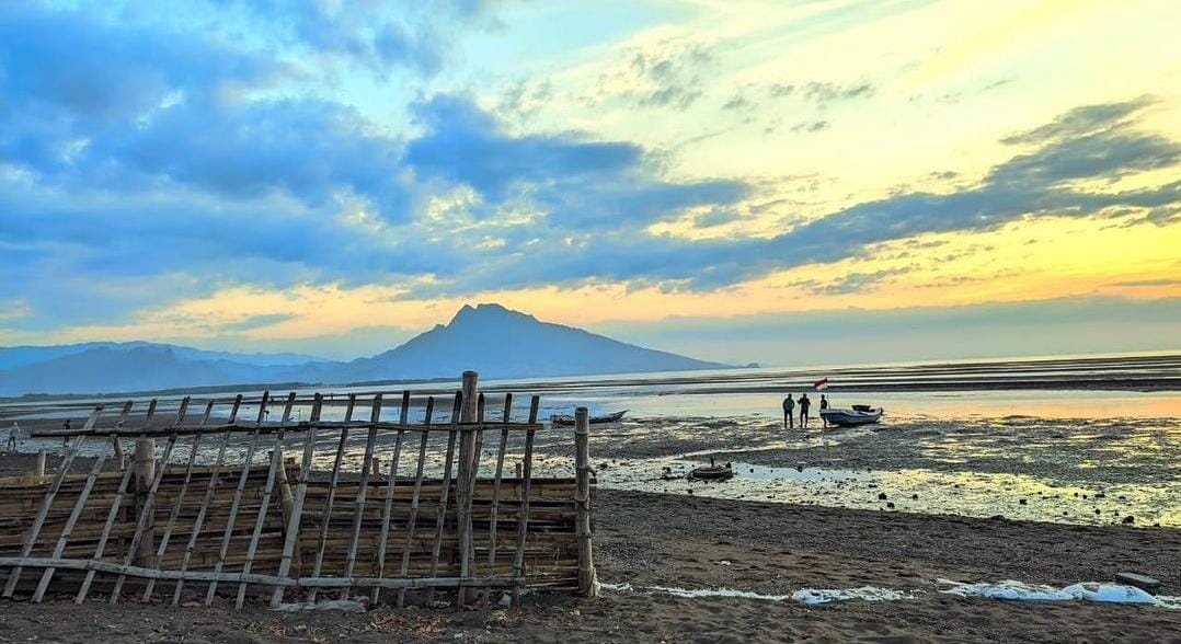 Sunset Pantai Berigeen dengan pemandangan Gunung Putri Tidur