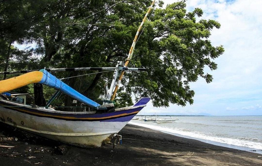 Suasana Pantai Banongan di siang hari