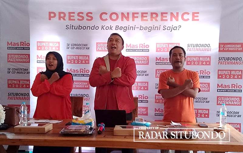 SILANGKAN DUA TANGAN: Mas Rio (tengah) mendeklarasikan diri sebagai cabup di rumah makan A&rsquo;joglo Pateh Saleh, Kelurahan Dawuhan, Kecamatan Kota, Minggu (10/3) lalu.