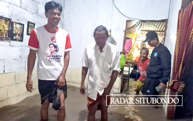 BANJIR: Salah satu warga Dusun Talkandang Barat, Desa Talkandang, Kecamatan/Kota Situbondo, mengevakuasi barang penting di dalam rumahnya, Selasa (12/3) sekitar pukul 05.30.