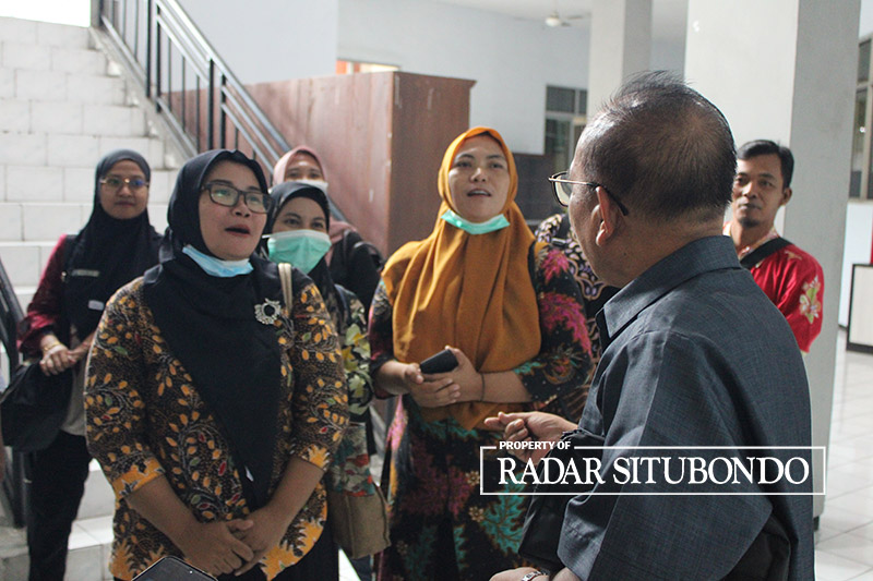 DIALOG: Sejumlah anggota FKHN menyampaikan aspirasi kepada ketua komisi IV DPRD Situbondo, Rabu (13/3).