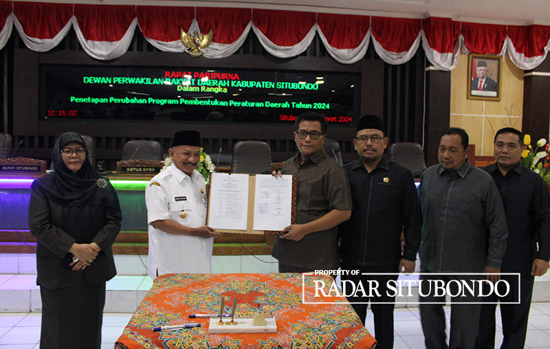Ketua DPRD Situbondo Edy Wahyudi menerima dokumen RPJPD dari Bupati Situbondo, Drs. Karna Suswandi, di ruang rapat paripurna DPRD, Rabu (13/3).