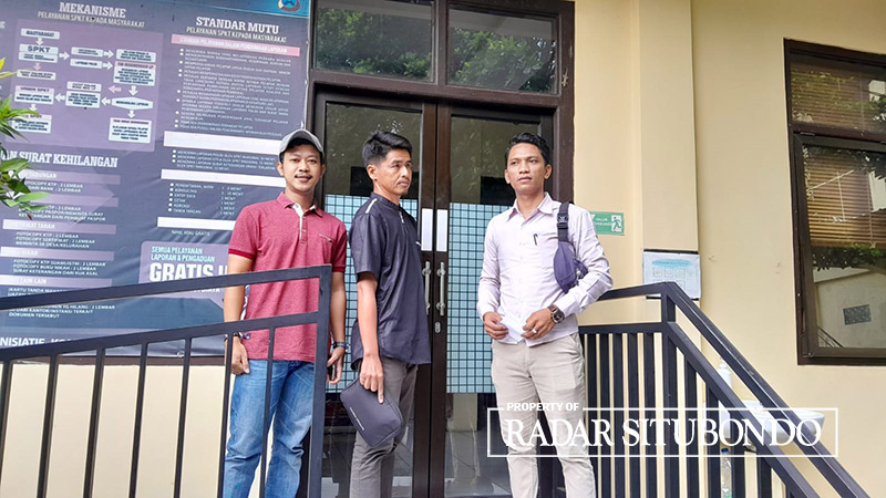 CARI KEADILAN: Ali Mahmudi (tengah) Didampingi kuasa hukumnya M. Ardi Angga Dita (kanan) melaporkan  direktur Utama PT Berkah Zam-Zam Wisata, ke Mapolres Situbondo, Rabu (13/3).