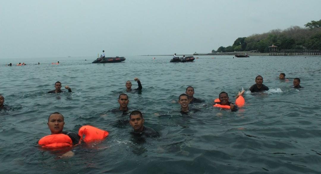 Calon anggota Brimob saat uji renang di Pasir Putih Situbondo. (ig @pusdikbrimob)