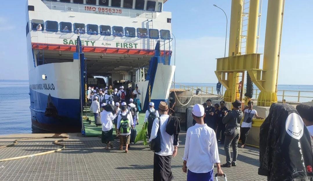 Pelabuhan penyeberangan Jangkar ke sejumlah kepulauan di Madura ditutup sementara.