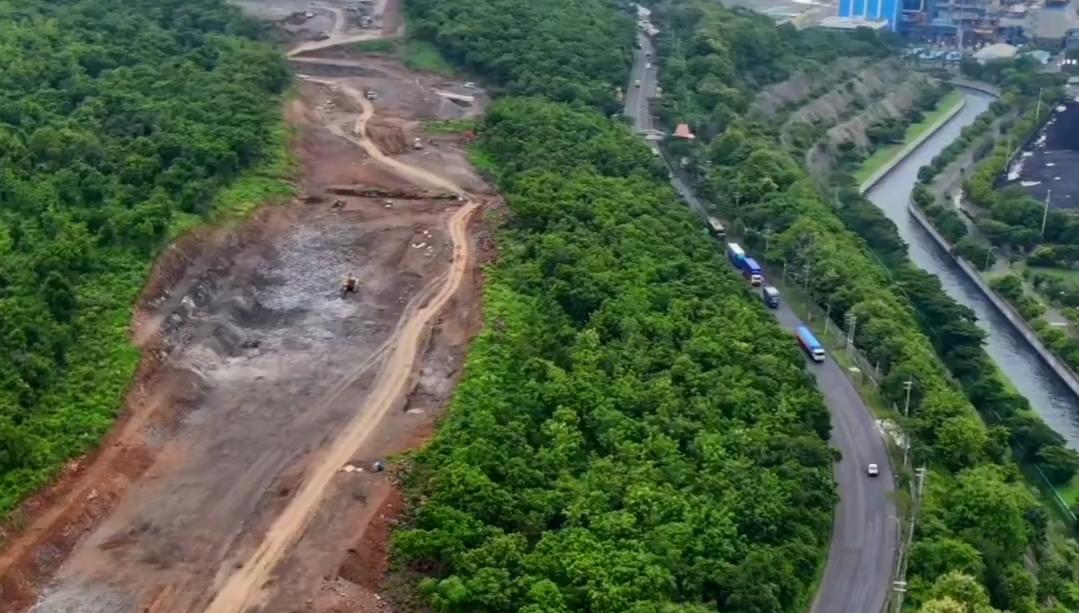 Pemandangan proyek tol Probowangi di Banyuglugur Situbondo. (FB Paijoe Diningrat)