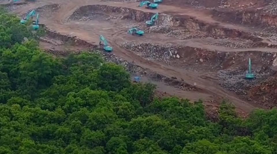 Pengerjaan tol Probowangi di perbatasan Situbondo-Probolinggo. (FB Paijo Diningrat)