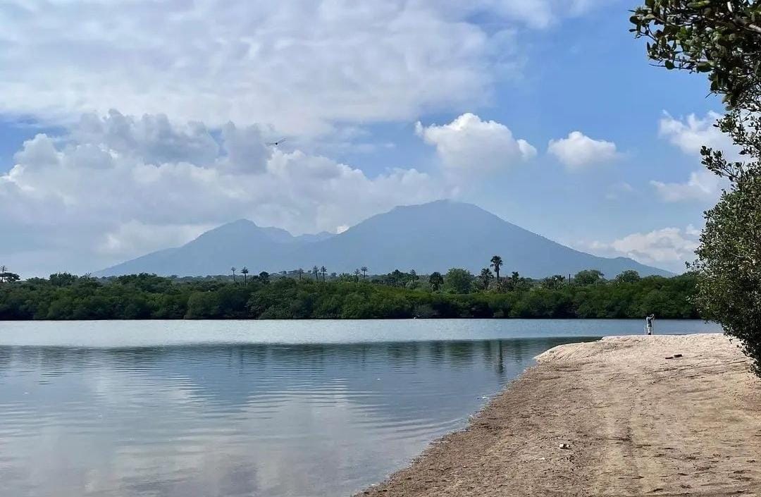 Potret Pantai Sijile di kawasan TN Baluran. (Khorul Rizal/RadarSitubondo.id)