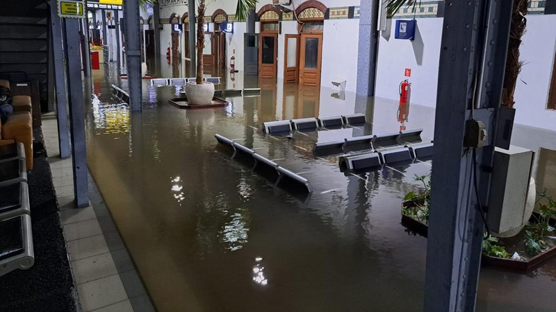 Stasiun Tawang yang tergenang banjir. (twitter @selow/mas)