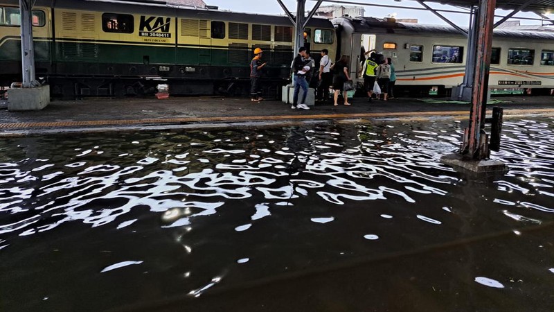 Potret banjir di Stasiun Semarang Tawang. (twitter @selow_mas)