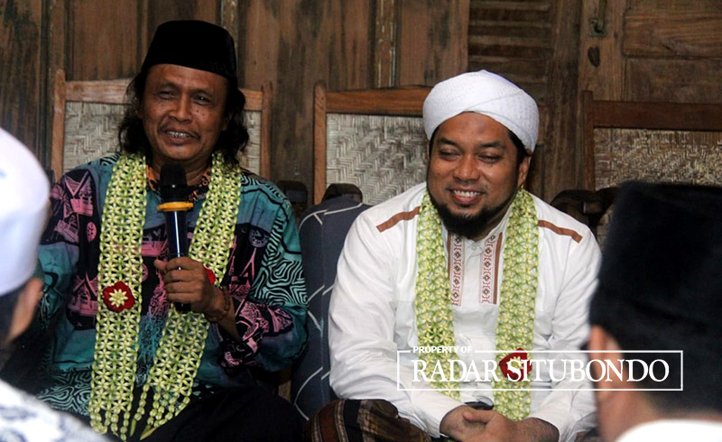 KHR. Ahmad Azaim Ibrahimy (kanan), Pengasuh Pondok Pesantren Salafiyah Syafi&rsquo;iyah Sukorejo.