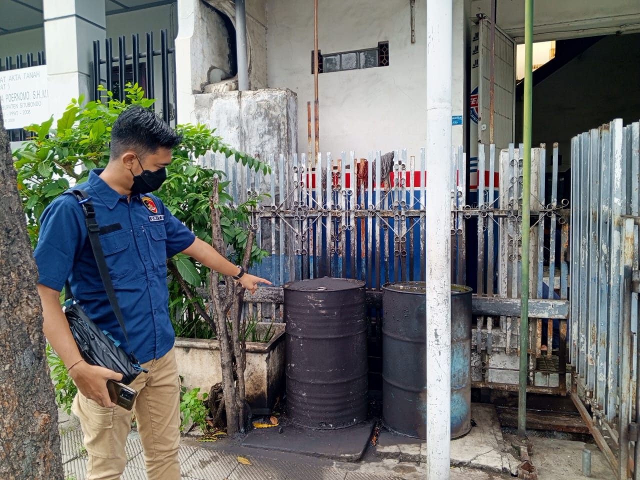 Polisi saat mengecek TK pelemparan petasan di salah satu bengkel. (Khoirul Riza/RadarSitubondo.id)