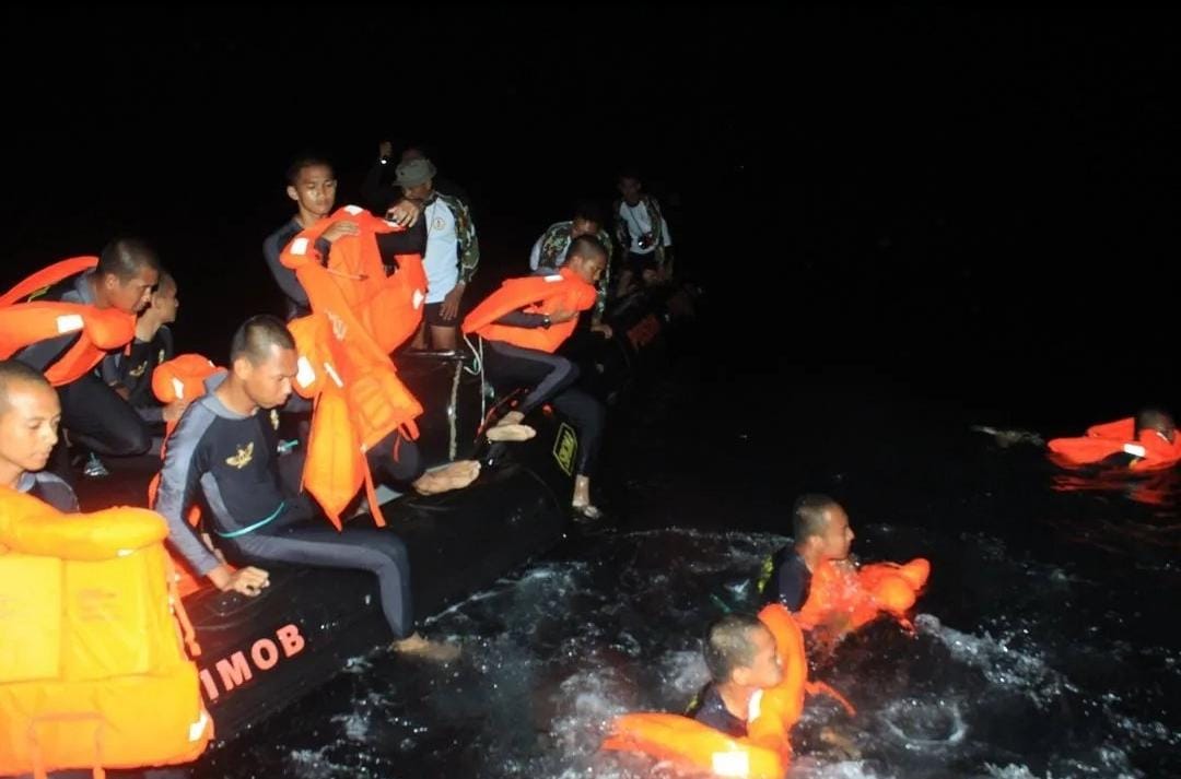 Latihan renang laut di Pasir Putih Situbondo. (ig @brimob_id)