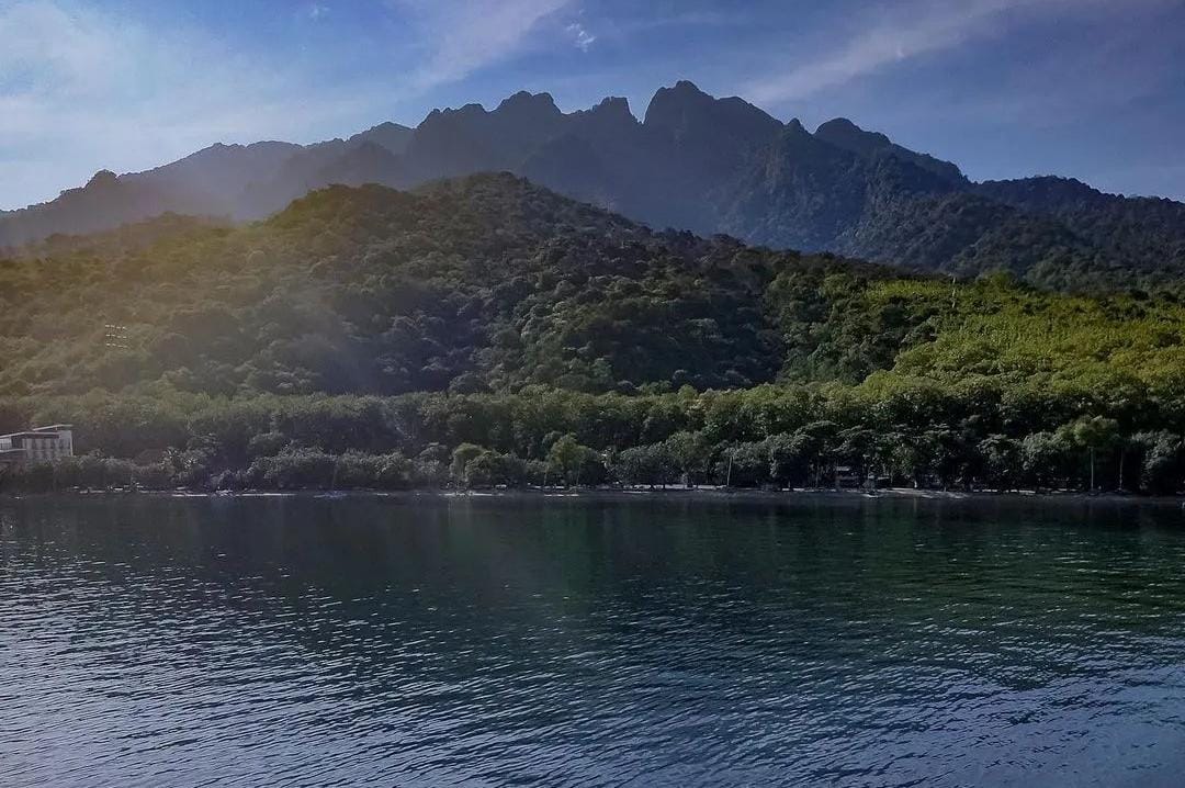Perairan Pasir Putih Situbondo berdekatan dengan pegunungan. (Khoirul Rizal/RadarSitubondo.id)