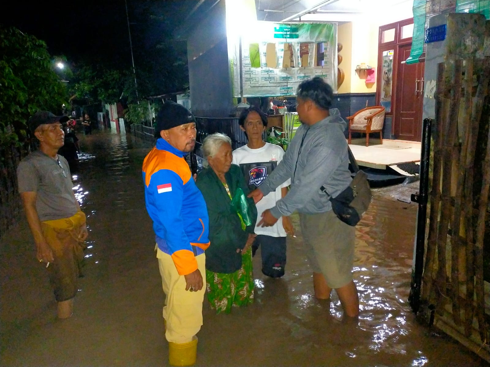 Banjir yang menggenangi kawasan Besuki, Situbondo. (Khoirul Rizal/RadarSitubondo.id)