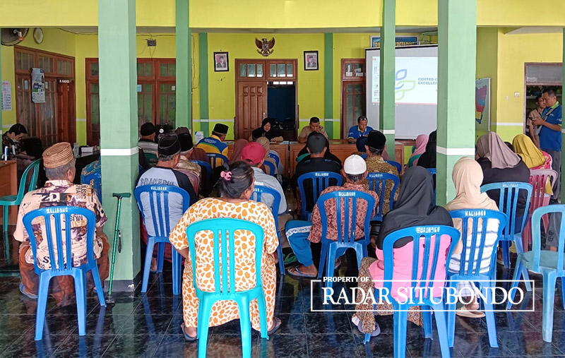 Petugas nakes RS Elizabet Situbondo melakukan sosialisasi kepada masyarakat di Desa/Kecamatan Cerme, Bondowoso, belum lama ini.