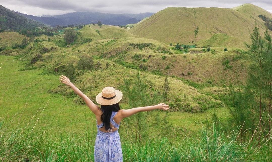 Potret salah seorang wisatawan menikmati keindahan Kawah Wurung. (ig @jennyinthblock)