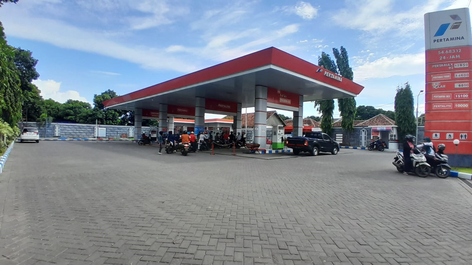 ANTRE: Salah satu mobil modifikasi mengisi BBM di SPBU Kecamatan Panji, belum lama ini.