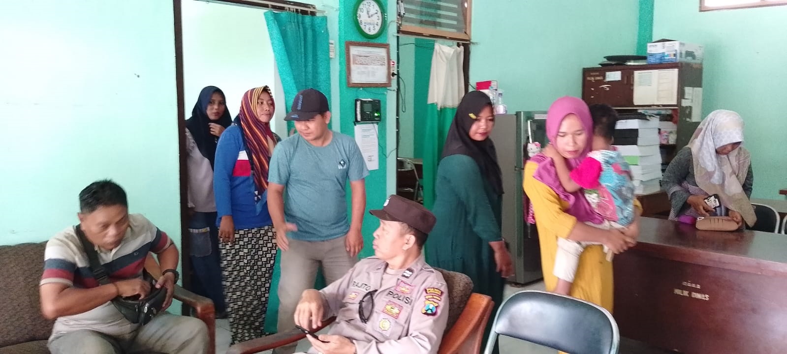 AUDIENSI : Para wali murid mendatangi sekolah TK Dharma Wanita Persatuan di Desa/Kecamatan Mangaran, Selasa (19/3)