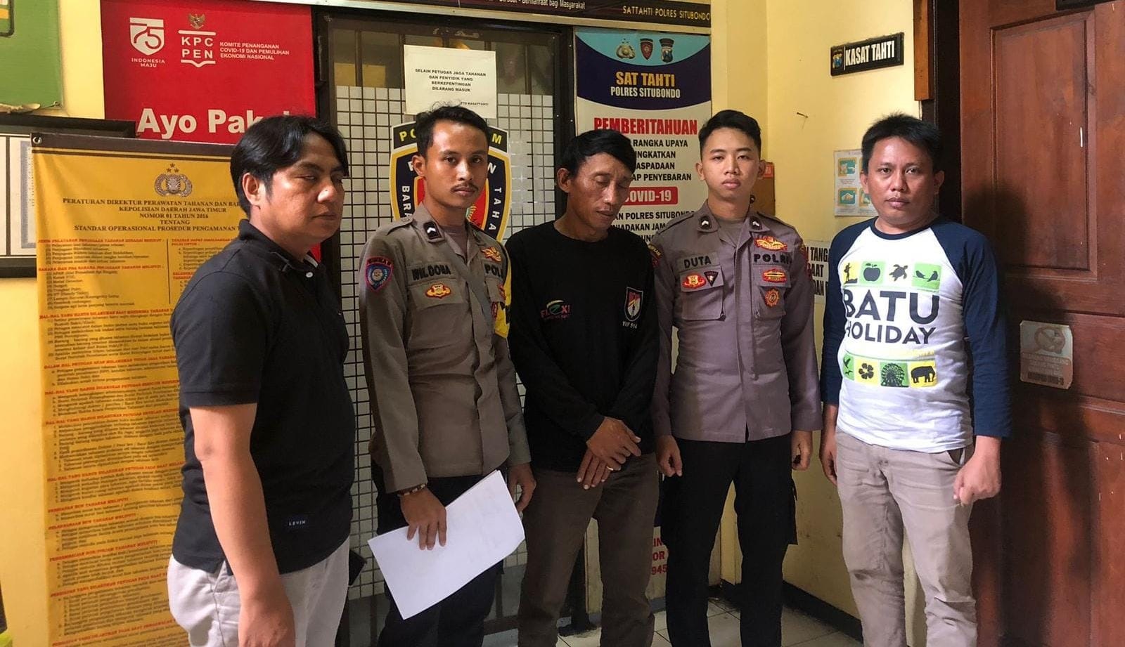 TAK BERKUTIK : Suwarno, 46,  (tiga dari kiri) hendak dimasukkan ke sel tahanan polres Situbondo, kemarin (19/3)