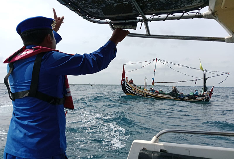 Satpolairud Polres Situbondo saat memberikan himbauan pada nelayan. (Khoirul Rizal/RadarSitubondo.id)
