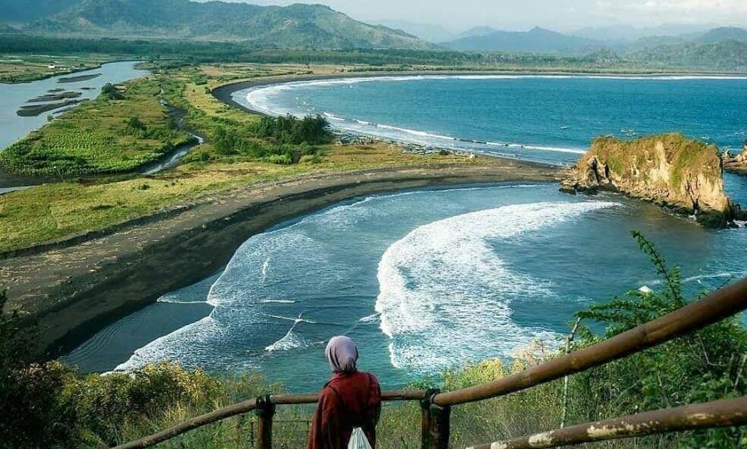 Pemandangan teluk love di Pantai Payangan Jember. (ig @backpackerjakarta)