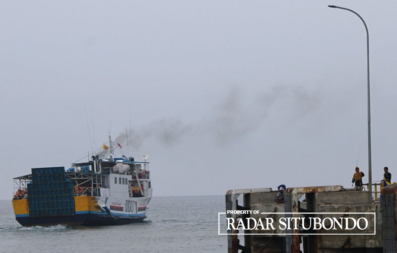 PERSIAPAN: Kapal KMP Wicitra Dharma I mengangkut penumpang di Pelabuhan Jangkar, beberapa waktu lalu. Kapal tersebut akan digunakan untuk mudik gratis.