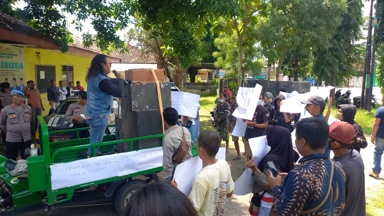 TUNTUT KEADILAN: Puluhan warga Desa Seletreng unjuk rasa di halaman Kecamatan Kapongan, Situbondo, Selasa (26/3).