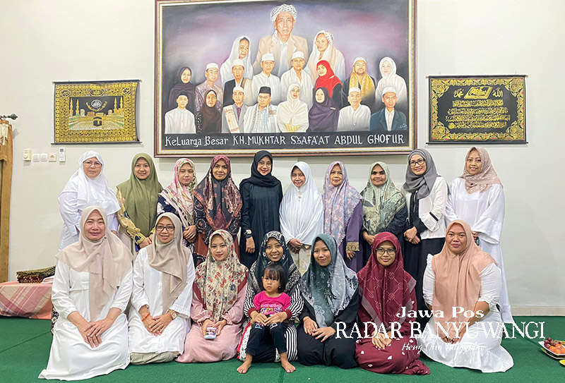 Bupati Banyuwangi Ipuk Fiestiandani (tengah) foto bersama keluarga besar Ponpes Darussalam Blokagung.