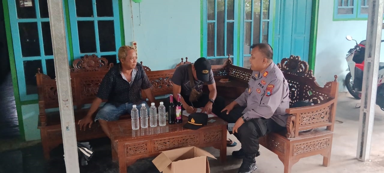 OPERASI SEMERU: Anggota Polsek menghitung barang bukti miras, di salah satu warung milik warga Desa/Kecamatan Banyuputih, Situbondo, Selasa (26/3).