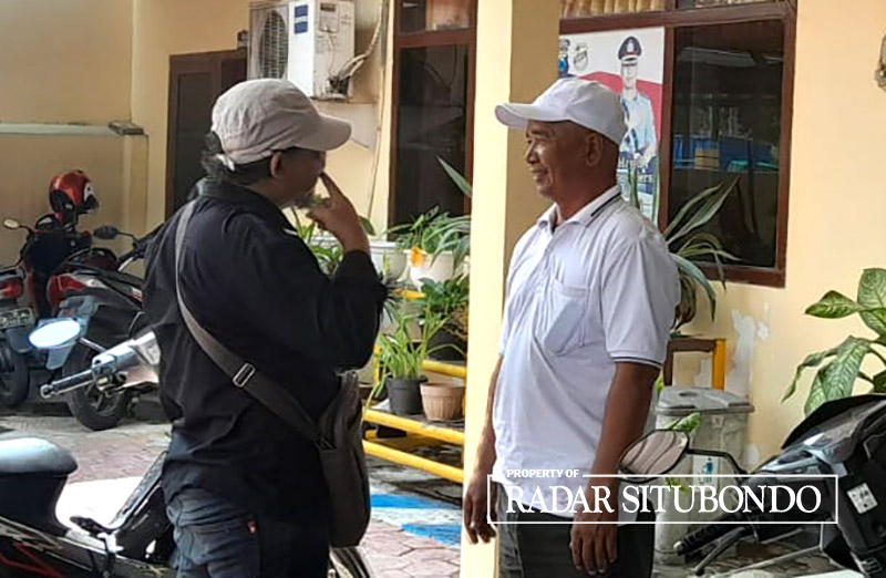 TERLAPOR: H. Supriyadi (kanan) berdialog dengan salah satu wartawan usai mendatangi panggilan konfrontasi di Kantor Polsek Panji, Situbondo, Senin (25/3).