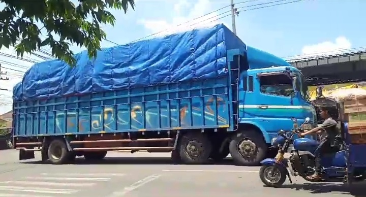 DITUTUP RAPI: Angkutan Kendaraan logistik memasuki pelabuhan Jangkar, di wilayah Desa/Kecamatan Jangkar, Rabu (27/3).