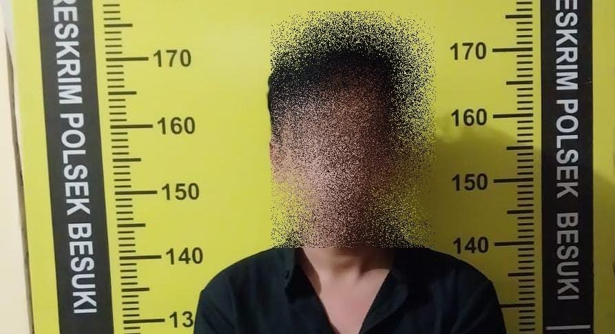 Tersangka penjual togel saat diamankan di Polres Situbondo. (Khoirul Rizal/RadarSitubondo.id)