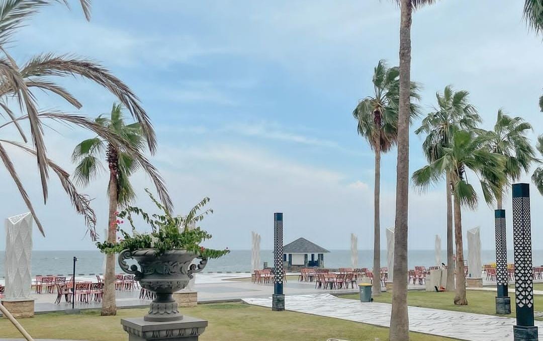 Suasana di Utama Raya Beach. (Khoirul Rizal/RadarSitubondo.id)