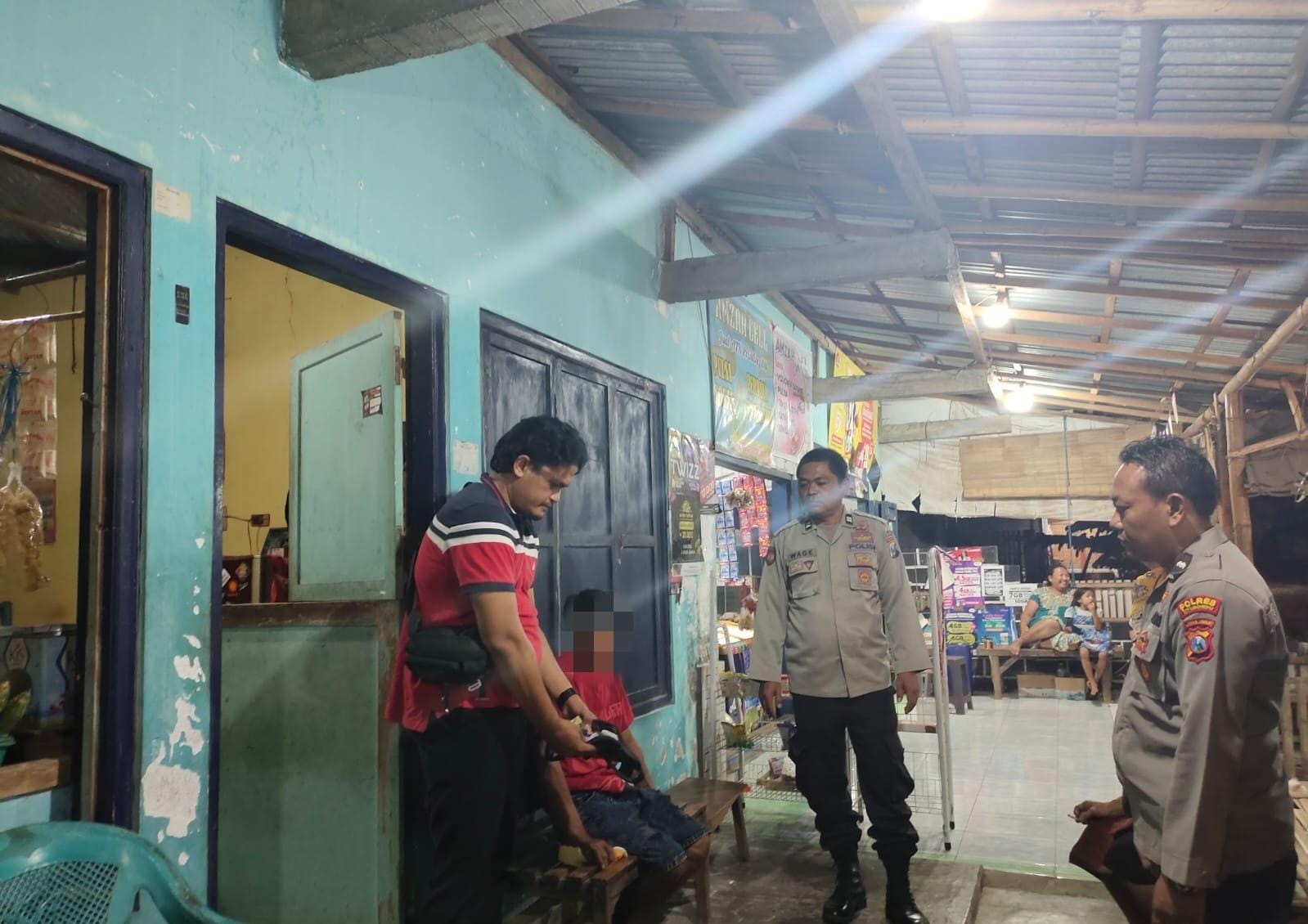 NR saat diciduk petugas Polsek Kapongan. (Khoirul Rizal/RadarSitubondo.id)