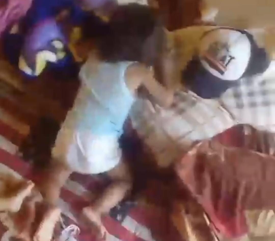 DIBANTING: Tangkapan layar seorang balita, paska dibanting ayah kandungnya, di salah satu rumah Kelurahan Patokan, Kecamatan/Kota Situbondo, Rabu lalu (27/3).