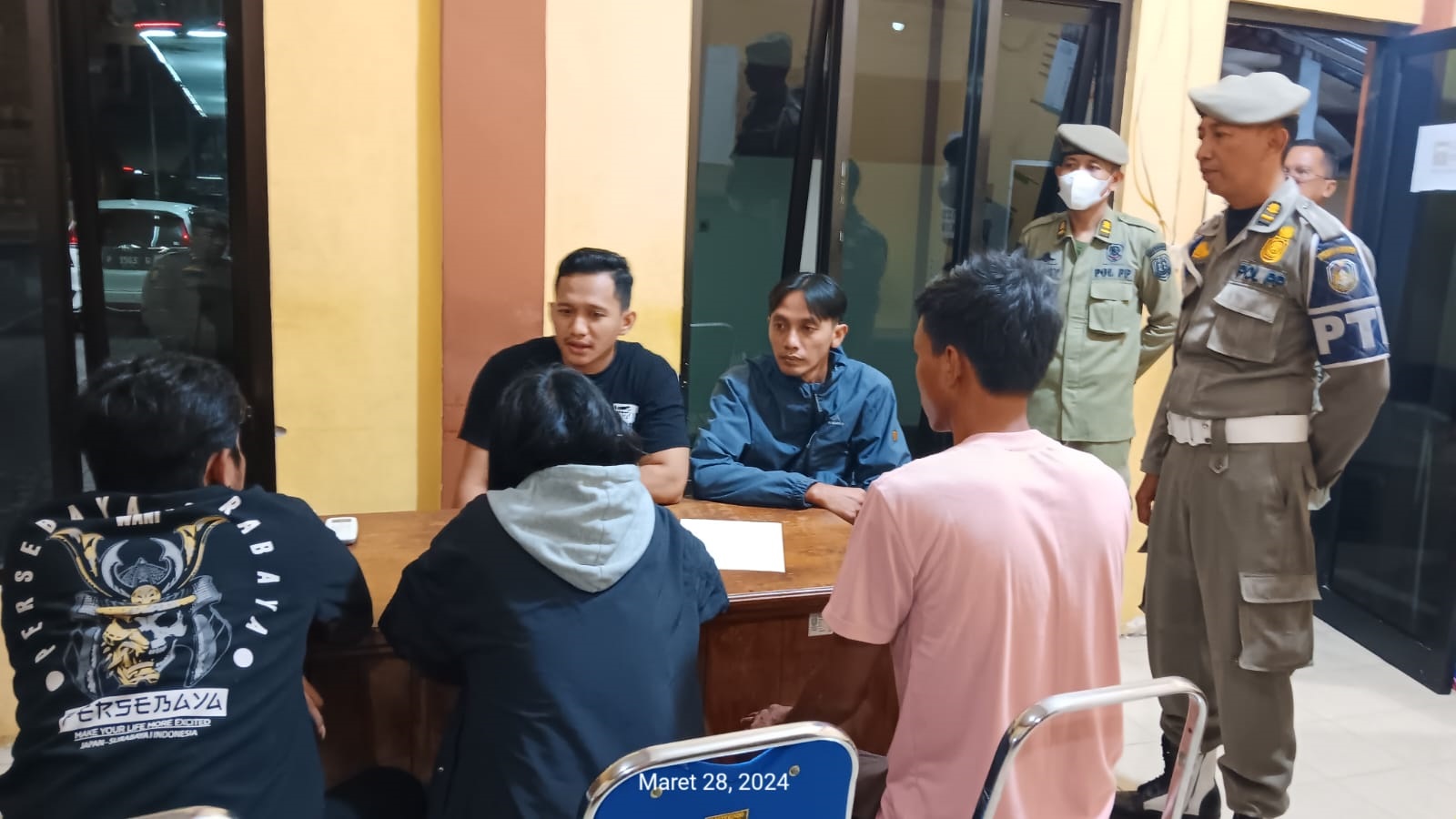 TERCIDUK: Satu PSK dan pria hidung belang sekaligus pemilik warung remang-remang di Desa Kotakan, Kecamatan/Kota Situbondo, diamankan ke Mako Satpol PP, Rabu malam (27/3).