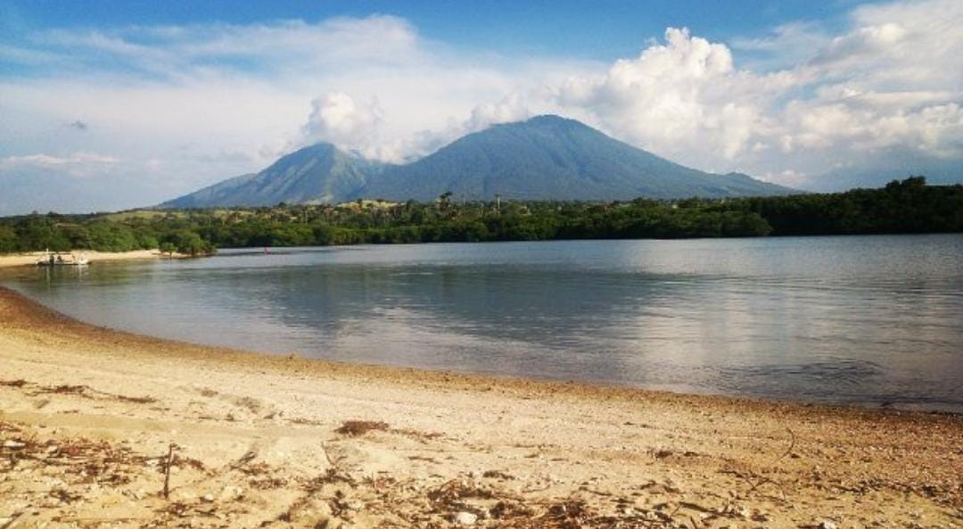 Suasana di Pantai Sijile. (Khoirul Rizal/RadarSitubondo.id)