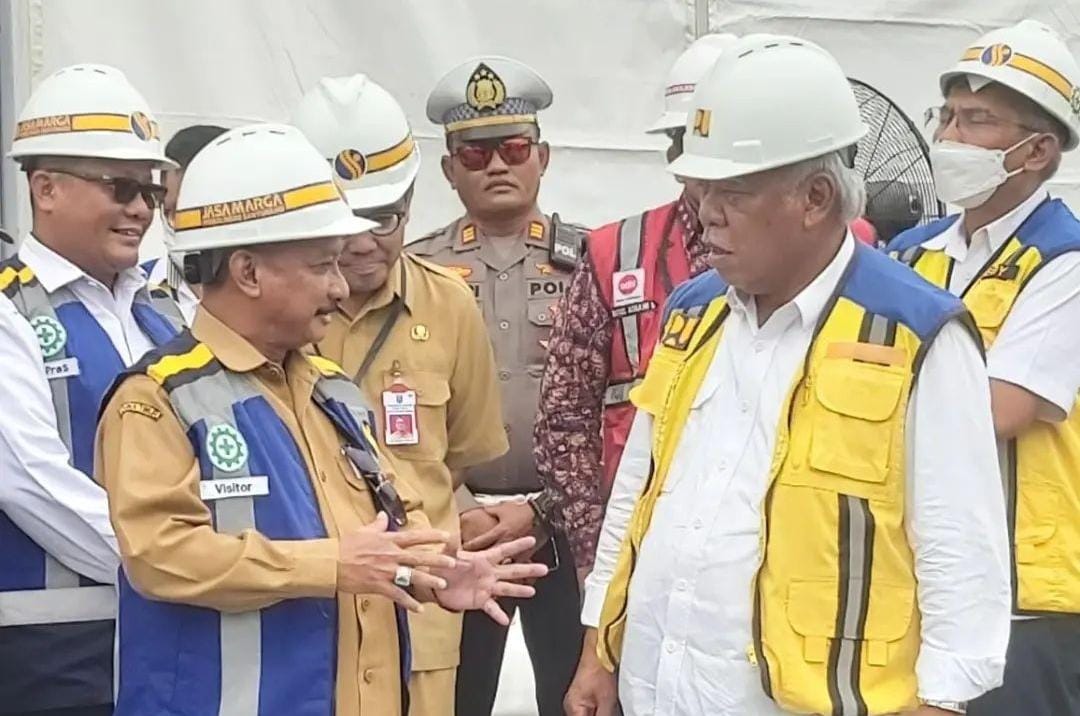 Bupati Situbondo Karna Suswandi saat berbincang dengan Menteri PUPR. (doc ig @bungkarna.official)