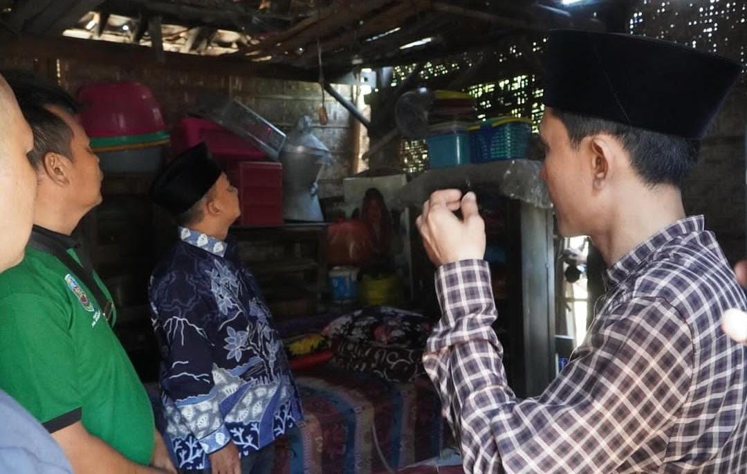 Bupati saat mengecek rumah tak layak huni. (Khoirul Rizal/RadarSitubondo.id)