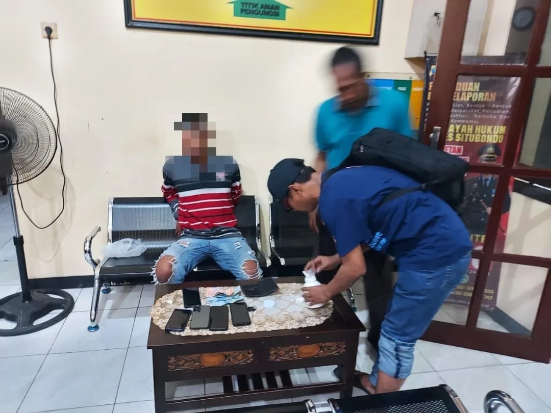 Pelaku pengedar pil koplo di Situbondo saat diamankan polisi. (Khoirul Rizal/RadarSitubondo.id)