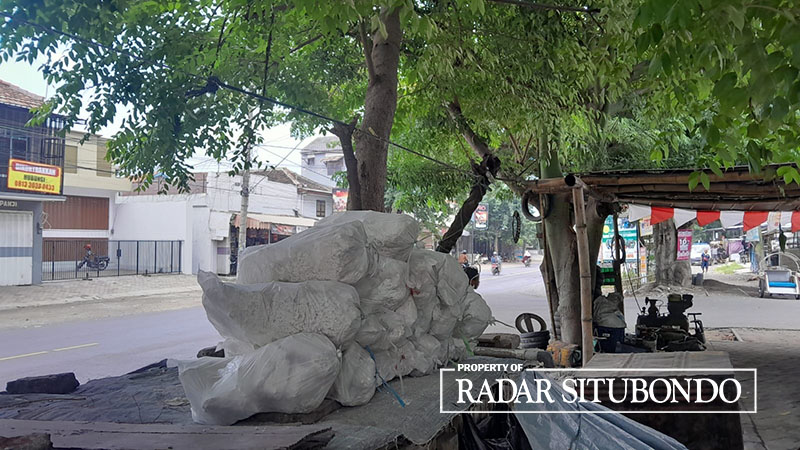 DITATA RAPI: Gamping kemasan satu kg dipajang di pinggir Jalan Raya, Utara Pasar Panji, Kecamatan Panji, Situbondo, Minggu (31/3).