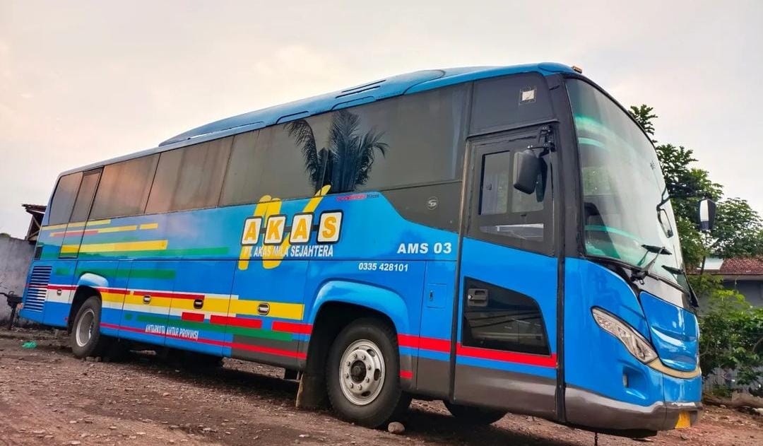 Bus AKAS, salah satu moda transportasi ke Banyuwangi. (Ig @akasmilasejatera_official)