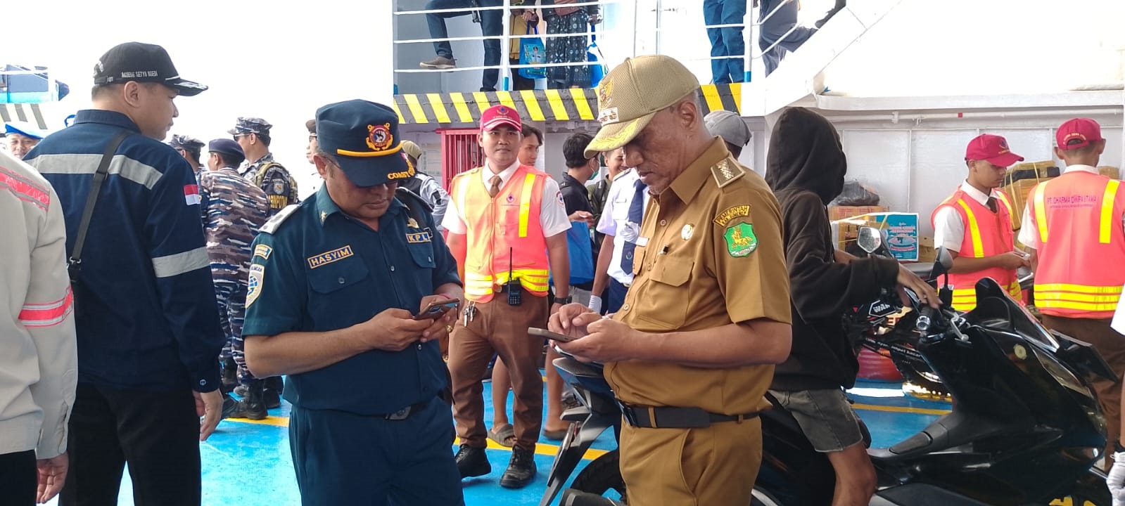 TURUN LANGSUNG: Camat Raas, Kabupaten Sumenep, Subiyakno datang Pelabuhan Jangkar terkait dugaan calo tiket kapal laut, Selasa (2/4).