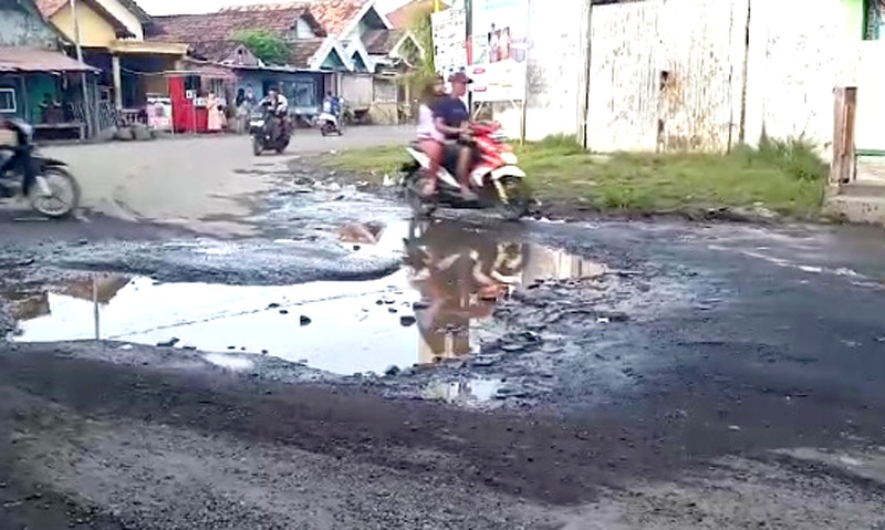 BERLOBANG: Kondisi jalan rusak di Desa/Kecamatan Jangkar banyak dilintasi kendaraan, Senin (1/4) kemarin.