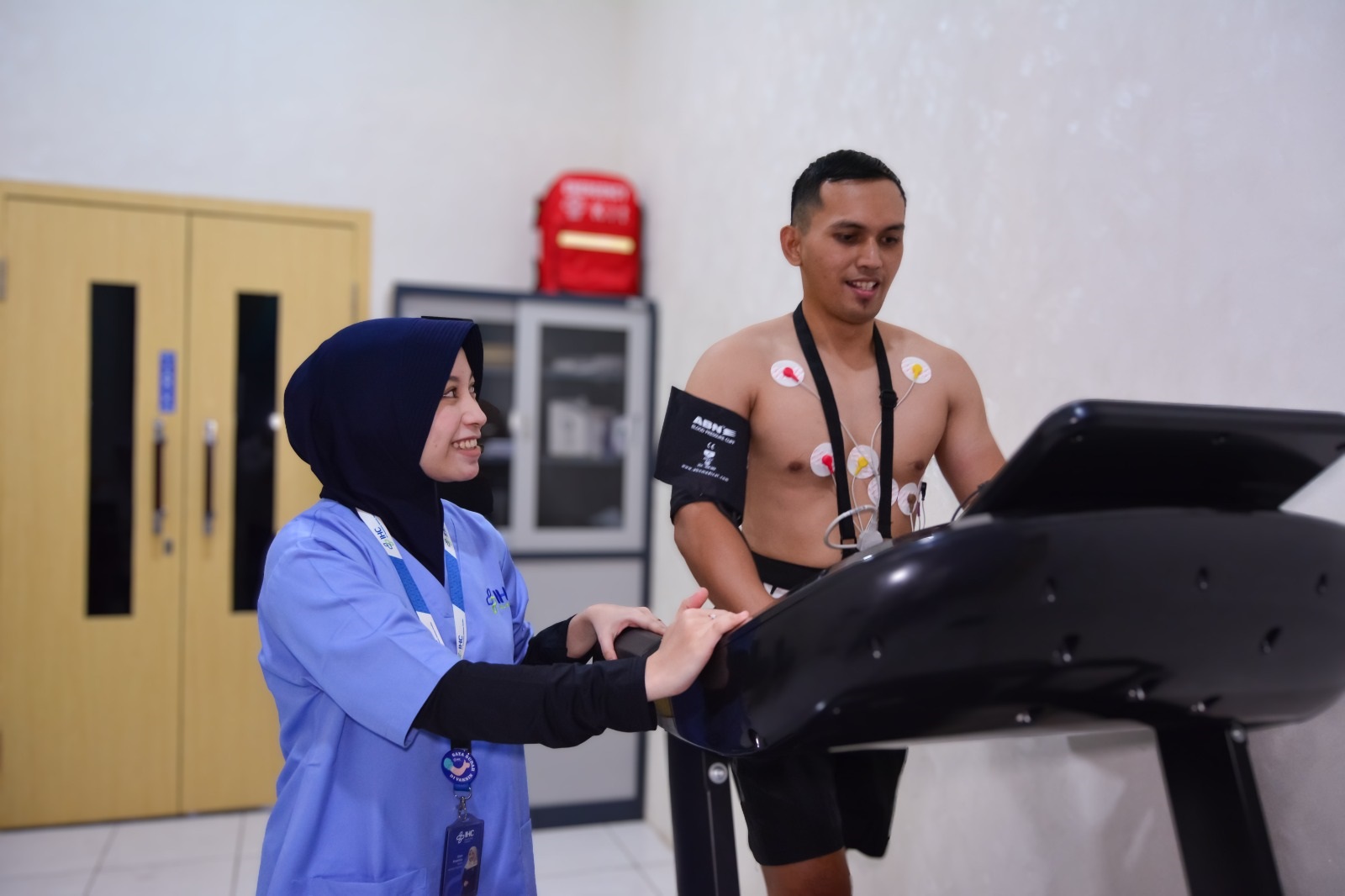 TENAGA PROFESIONAL: Petugas kesehatan RS Elizabeth mendampingi warga yang sedang melakukan treadmill tes di ruang Klinik Medical Checkup RS Elizabeth, belum lama ini.