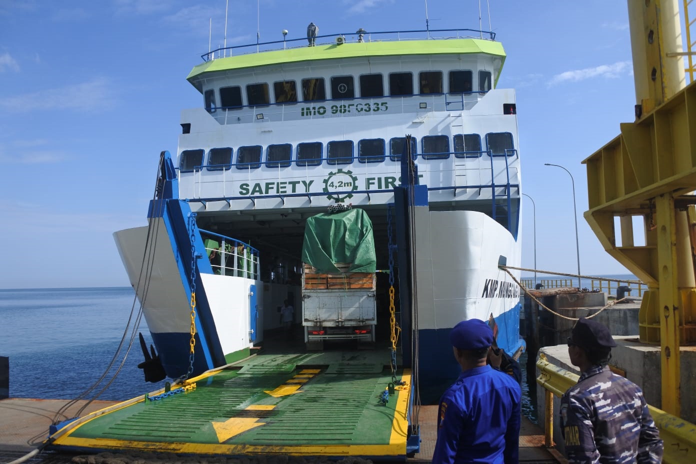 SEPI: Satu unit kendaraan angkutan barang memasuki kabin kapal di Pelabuhan Jangkar, Senin (1/3).