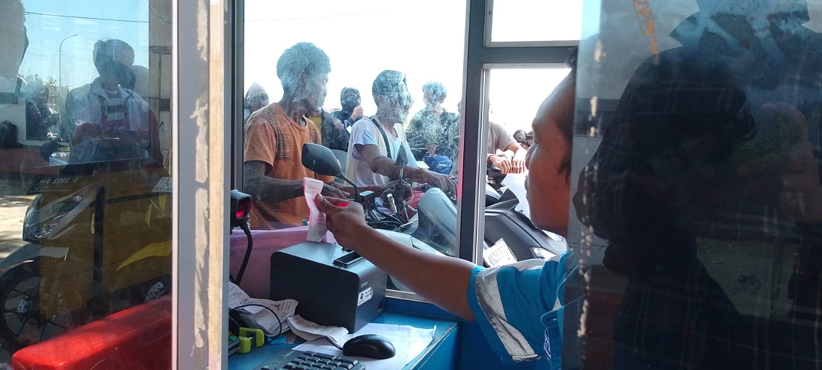 BERKERUMUN: Para pemudik antre menukarkan tiket kepada petugas loket di Pelabuhan Jangkar, Selasa (2/4).
