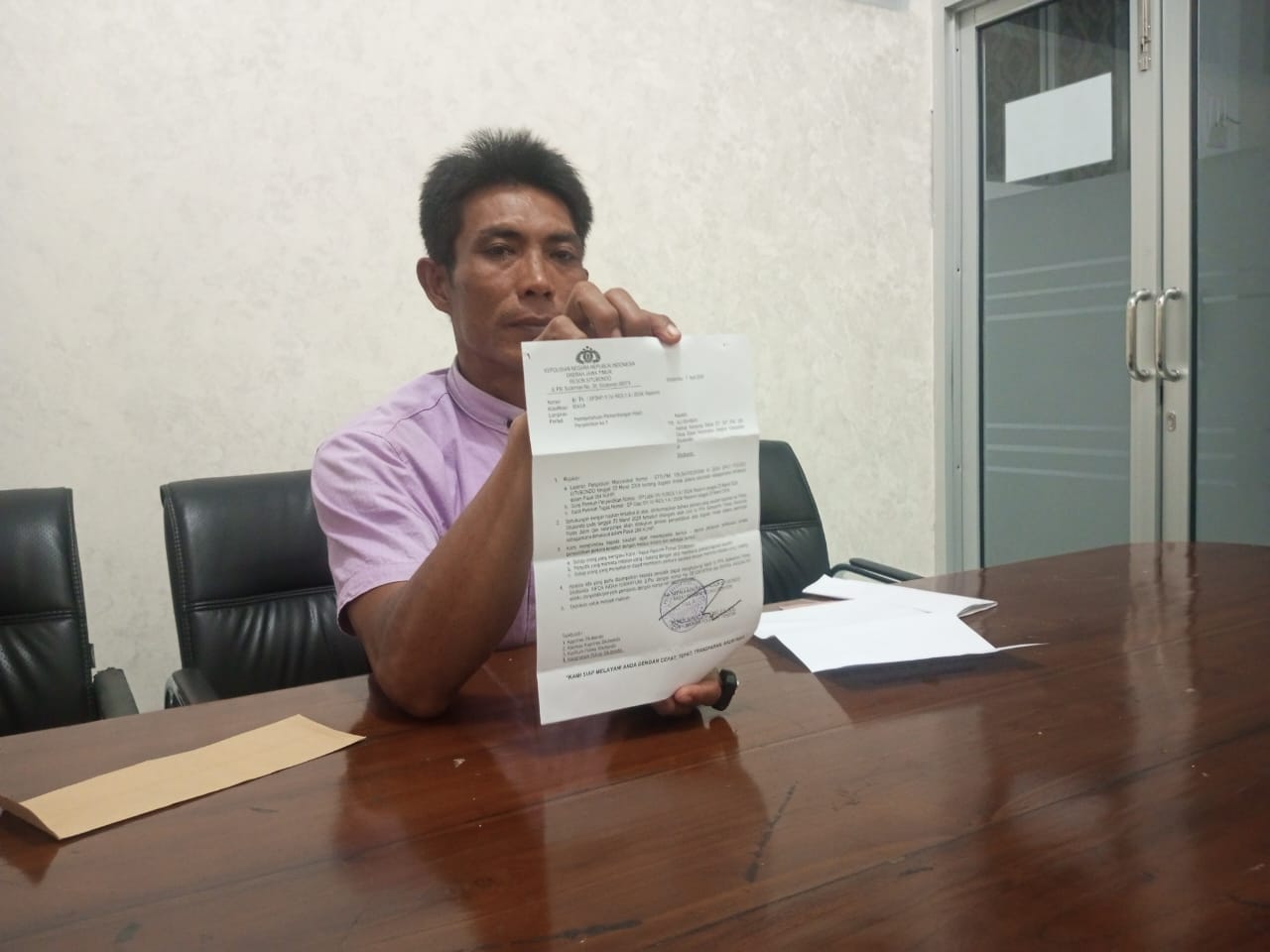 TEMPUH JALUR HUKUM: Ali Rahman menunjukkan surat laporan yang diterima dari petugas SKPT Polres Situbondo, di Kantor DPRD, Kelurahan Dawuhan, Kecamatan Kota, Selasa (2/